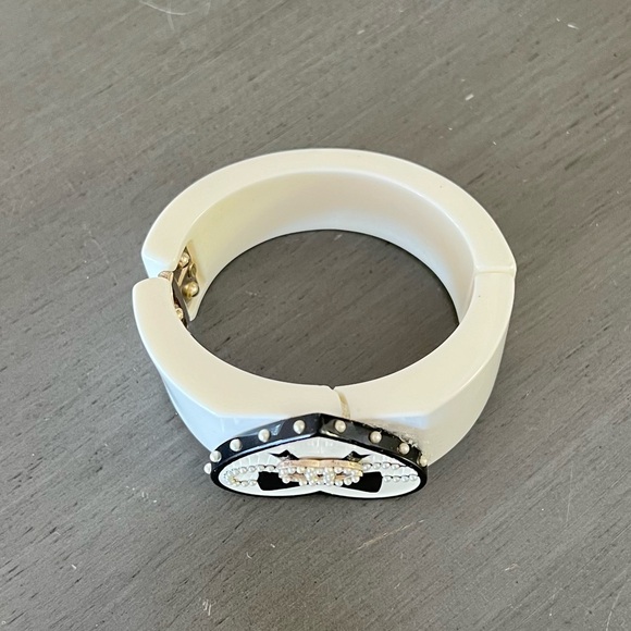 CHANEL Black & Ivory White Alluring Heart Resin 2006 Spring Hinge Cuff Bracelet - Picture 5 of 12